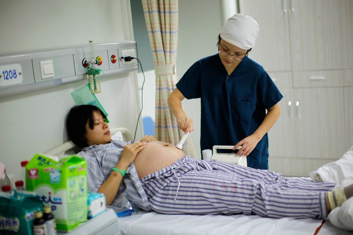 Thăm khám cho một thai phụ ở bệnh bệnh Ruijin, Thượng Hải, Trung Quốc.